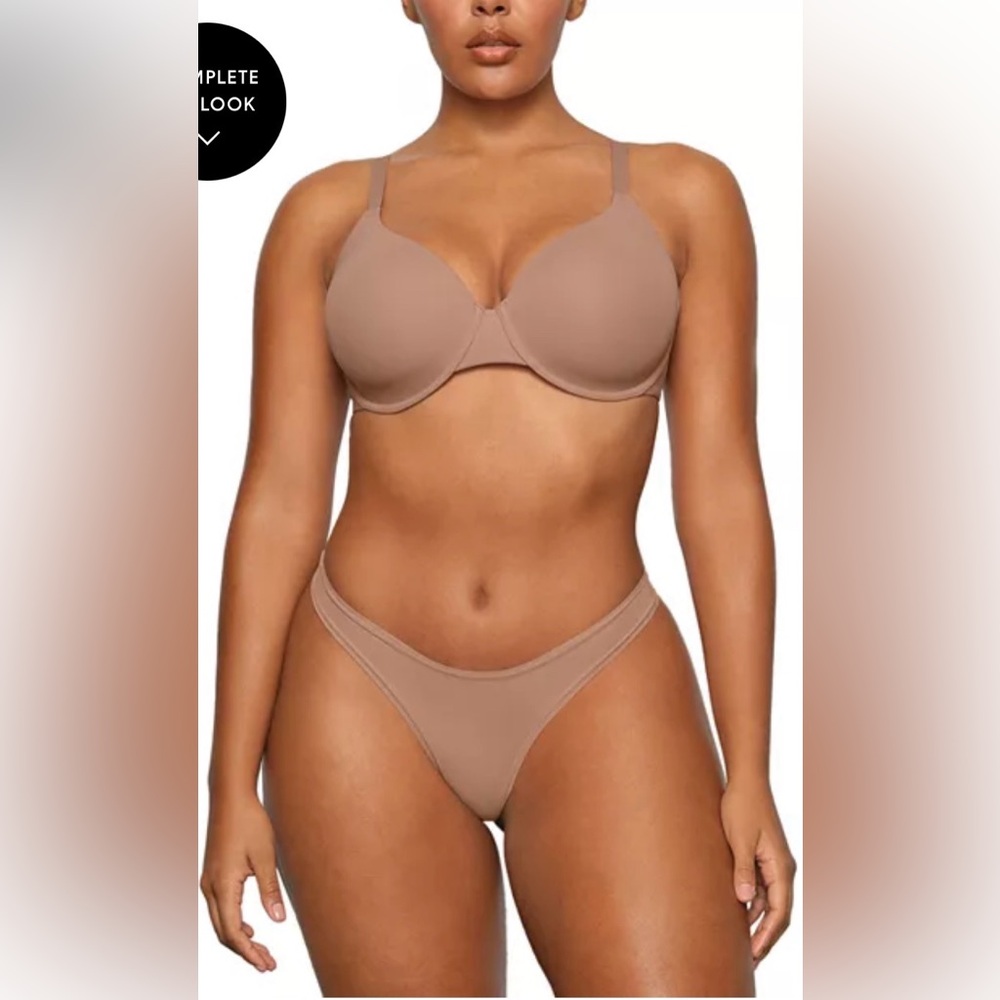 SKIMS fits everybody T-shirt, Demi Bra